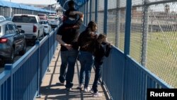 Una niña contempla un campo de golf mientras ella y su familia cruzan el Puente Internacional 1 desde Piedras Negras, Coahuila, México, hasta Eagle Pass, Texas, EEUU., el 24 de febrero de 2024.