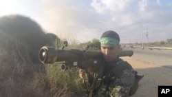 一名哈馬斯戰鬥人員肩扛一枚俄羅斯設計的9M32防空導彈（2023年10月7日）