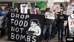Un centenar de personas se congregó este mediodía frente a la embajada de EEUU en Tel Aviv para pedir el fin de la guerra en Gaza.