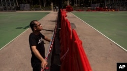 前香港民監會發言人和支聯會副主席蔡耀昌在香港被關閉的維多利亞公園。（2023年5月29日）