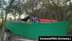 En esta imagen se observa el bote construido por el periodista independiente cubano Alberto Corzo en un lugar al norte y en la división de las provincias Matanzas y Villa Clara, en una fecha de diciembre de 2022. [Foto cortesía de los entrevistados].