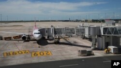 យន្តហោះមួយគ្រឿងសំចតនៅក្នុង​អាកាសយានដ្ឋានអន្តរជាតិអង្គរសៀមរាប នៅខេត្តសៀមរាប កាលពីថ្ងៃទី ១៦ ខែវិច្ឆិកា ឆ្នាំ២០២៣។