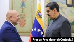 El fiscal de la Corte Penal Internacional, Karim Khan, saluda al presidente Nicolás Maduro en el Palacio de Miraflores, el 8 de junio.