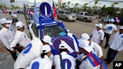 រូបឯកសារ៖ សកម្មជននិងក្រុមអ្នកគាំទ្រគណបក្សភ្លើងទៀនចូលរួមពិធីហែក្បួនក្នុងអំឡុងយុទ្ធការឃោសនា​បោះឆ្នោត​ក្រុមប្រឹក្សាឃុំសង្កាត់ នៅរាជធានីភ្នំពេញ កាលពីថ្ងៃទី ២១ ខែឧសភា ឆ្នាំ ២០២២។