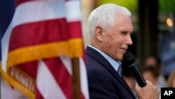 ARCHIVO - El exvicepresidente de EEUU Mike Pence habla con los residentes locales durante un encuentro en Des Moines, Iowa, el 23 de mayo de 2023.