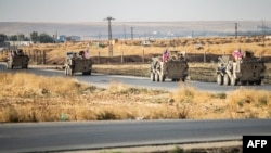 Fotografía de archivo que muestra a vehículos estadounidenses patrullando a lo largo de una carretera cerca del pueblo de Tal Baydar, en Siria, el 12 de octubre de 2019.