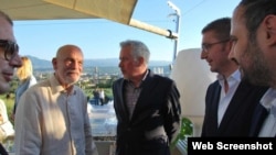 Христијан Мицковски и градоначалникот на Кисела вода, Орце Ѓорѓиевски (десно) на вечера со Џон Малкович во „Камник“