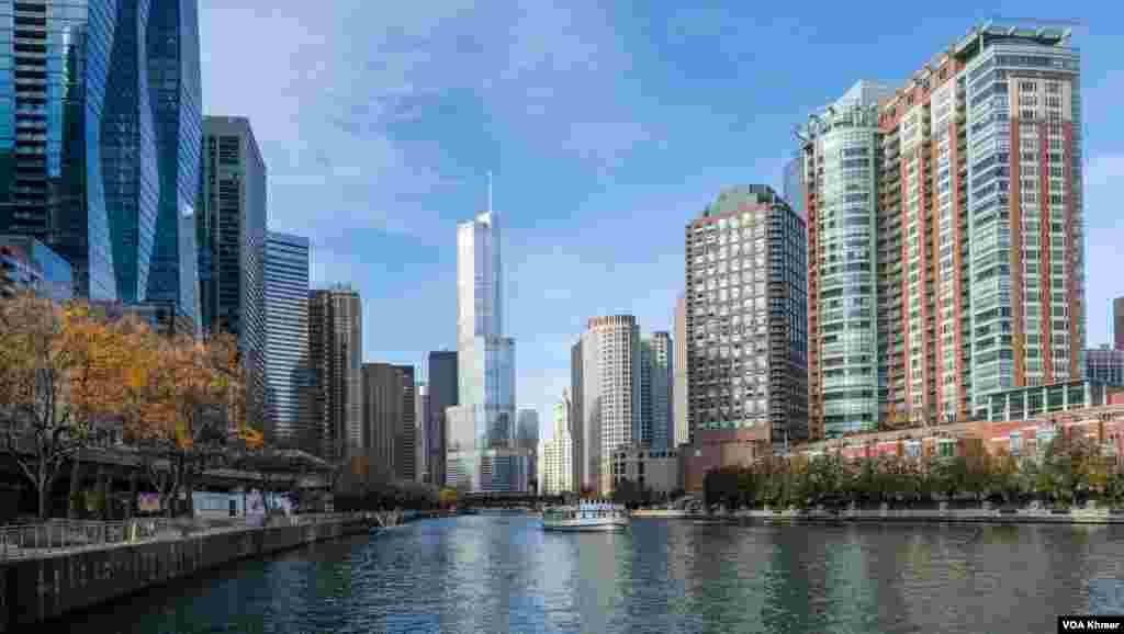 អគារខ្ពស់ៗរបស់ទីក្រុង Chicago ស្ថិតនៅជុំវិញដងទន្លេដែលហូរកាត់កណ្តាលក្រុង នាពេលព្រឹកនារដូវស្លឹកឈើជ្រុះ នៅរដ្ឋ Illinois នៅថ្ងៃទី ២ ខែវិច្ឆិកា ឆ្នាំ ២០២៣។ (ទែន សុខស្រីនិត/វីអូអេ) 