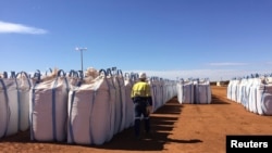 資料照：澳大利亞萊納斯稀土有限公司生產的稀土在珀斯的港口等待裝船運往馬來西亞。（2019年8月23日）