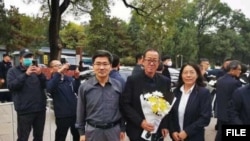 2023年11月2日，到北京八寶山送葬給李克強總理的部分民眾，持花束者為知名企業家、新東方創造人俞敏洪。（網友轉發微信圖片）