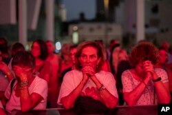 Orang-orang berkumpul untuk menunjukkan solidaritas bagi teman-teman dan para kerabat dari para sandera di Jalur Gaza, Tel Aviv, Israel, Jumat, 3 November 2023. (Foto: Bernat Armangue/AP Photo)