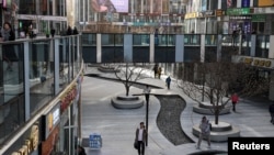 人們行走在北京的一個購物區。（2023年12月6日）