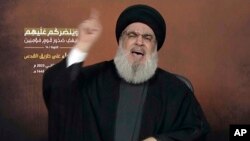 Tangkapan layar ini menunjukkan ketika pemimpin Hizbullah Sayyed Hassan Nasrallah berbicara kepada pendukungnya melalui tautan video, saat rapat umum di Beirut, Jumat 3 November 2023.