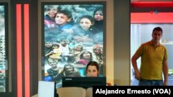 Una periodista trabaja en la redacción del canal Palestina TV en la ciudad de Ramala, el 6 de noviembre de 2023.