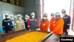 哈薩克國家原子能工業公司的照片顯示該公司的工作人員在該國南部的採礦設施中查看鈾黃餅。（2022年4月22日）