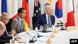 Rais wa Marekani Joe Biden (Kulia) na Rais wa Indonesia Joko Widodo (kushoto) wakiwa Hiroshima Mei 20, 2023. Picha na Kitini / Wizara ya Mambo ya Nje ya Japani / AFP.