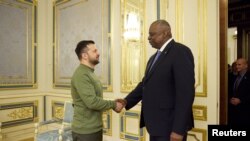 Sekretari Austin shtrëngon duart me Presidentin Zelenskyy (Kiev, 20 nëntor 2023)