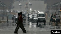 အပူရှိန်ပြင်းတဲ့နယူးဒေလီမြို့မှလူတချို့ လမ်းဖြတ်ကူးနေပုံ၊ မေ ၁၄၊ ၂၀၁၀။