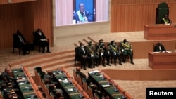 Rais wa Zimbabwe Emmerson Mnangagwa akitoa hotuba kuhusu hali ya taifa kwenye bunge mjini Harare, Novemba 23, 2022.