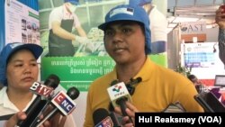 លោក យន់ សំណាង ម្ចាស់​សិប្បកម្ម​កែច្នៃ​ត្រី​ សំណាង សុធា ក្នុង​ក្រុង​សៀមរាប ខេត្ត​សៀមរាប នៅ​ថ្ងៃទី​១៩ ខែកញ្ញា ឆ្នាំ២០២៣។ (ហ៊ុល រស្មី/វីអូអេ)