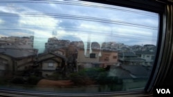 ภาพที่ถ่ายจากคลิปวิดีโอที่สร้างโดย AI ด้วยการใช้คำสั่งไม่กี่คำ ซึ่งแสดงให้เห็นเงาสะท้อนของคนบนกระจกหน้าต่างรถไฟที่กำลังวิ่งอยู่