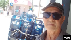 Eduardo Parrello sigue trabajando a pesar de ser jubilado para poder completar el dinero que necesita para comprar los insumos básicos para poder vivir.