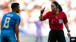 داور زن ژاپنی به عنوان اولین زن در مسابقات فوتبال جام ملت‌های آسیا داوری کرد.