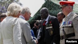 Mfalme Charles akipeana mkono na mwanajeshi mkongwe wa Kenya alipotembelea makaburi ya vita vya Jumuiya ya Madola ya Kariokor Novemba 1, 2023. REUTERS/Monicah Mwangi