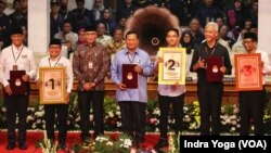 Komisi Pemilihan Umum (KPU) ketika mengumumkan penetapan nomor bagi para pasangan calon presiden dan wakil presiden pada 14 November lalu. (dok. VOA/Indra Yoga) 