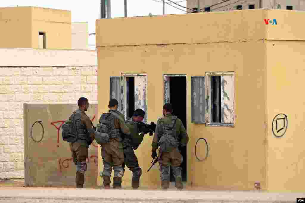 Soldados israelíes entran en una vivienda de Little Gaza durante un ejercicio. "&ldquo;Aquí entrenan y estamos perfectamente preparados para continuar con la guerra&rdquo;, explicó el teniente coronel israelí&nbsp;Mati Shechavch.