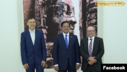 រដ្ឋមន្ត្រី​ក្រសួង​មហាផ្ទៃ ​លោក ​ស ខេង ​បាន​ជួប​ជាមួយ​ឯក​អគ្គរដ្ឋទូត​ពីរ​រូប​ប្រចាំ​នៅ​ប្រទស​កម្ពុជា ​កាលពីថ្ងៃទី៦ ឧសភា ឆ្នាំ២០២៣។ (Facebook/Deputy Prime Minister Sar Kheng)