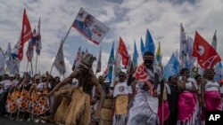 Wafuasi wa Rais Felix Tshisekedi wakisubiri kuwasili kwake katika kampeni huko Goma, Mashariki ya Congo, Jumapili, Dec. 10, 2023. Tshisekedi anawania tena nafasi ya urais katika uchaguzi wa Desemba 20. (AP Photo/Moses Sawasawa).