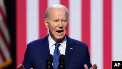 El presidente Joe Biden habla sobre la democracia y el legado del fallecido senador republicano de Arizona John McCain, en el Centro para las Artes de Tempe, el 28 de septiembre de 2023, en Tempe, Arizona, EEUU.