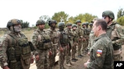 資料照片：俄羅斯國安會副主席德米特里·梅德韋傑夫在訪問俄羅斯控制的烏克蘭頓內茨克地區的軍事訓練場時與俄羅斯軍人交談。（2023年9月15日）