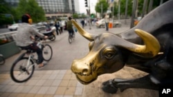 资料照：北京街头象征经济繁荣股市强劲的牛塑像。（2015年5月6日）