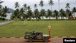 រូបឯកសារ៖ ទាហាន​ម្នាក់អង្គុយ​នៅ​លើ​រថយន្ត​មួយ​គ្រឿង​នៅមូលដ្ឋានទ័ពជើងទឹករាមកម្ពុជា ក្នុង​ខេត្ត​ព្រះសីហនុ ប្រទេស​កម្ពុជាកាលពីថ្ងទី​២៦ កក្កដា ឆ្នាំ២០២១៩។ REUTERS/Samrang Pring/File Photo