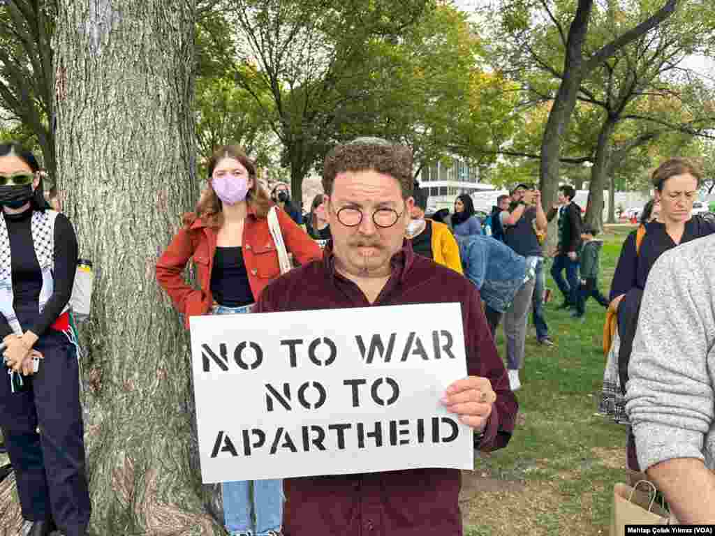 20 October 2023 - Washington'da Filistin'e destek mesajıyla düzenlenen eyleme katılan bir Yahudi "Savaşa hayır, Apartheid'a (Ayrımcılığa) hayır" yazılı pankart taşıyor.