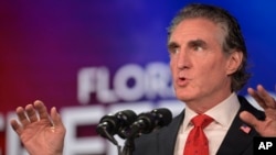 El candidato a la nominación presidencial por el Partido Republicano para 2024, el gobernador de Dakota del Norte, Doug Burgum, habla en la Cumbre por la Libertad del Partido Republicano de Florida, el sábado 4 de noviembre de 2023, en Kissimmee, Florida, EEUU.