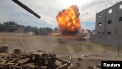 以色列国防军公布的视频截图显示以军在加沙地带南部汗尤尼斯展开的一次行动。(2023年12月8日)