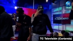 Momento en que un grupo de encapuchados, bien armado, entra un estudio del canal TC Televisión, en Guayaquil, Ecuador, el 9 de enero de 2024.