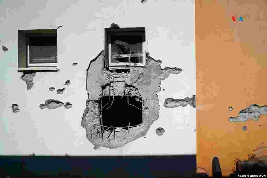 Detalle de la pared de una escuela visitada hoy en el kibutz Be'eri por el jefe diplomacia europea Joseph Borrell, acompañado por el ministro israelí de exteriores, Eli Cohen.