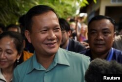 លោក ហ៊ុន ម៉ាណែត​ បេក្ខជនតំណាងរាស្ត្រប្រចាំមណ្ឌលភ្នំពេញនៃគណបក្សប្រជាជនកម្ពុជា បានចេញបោះឆ្នោត សម្រាប់ការបោះឆ្នោតជាតិអាណត្តិទី ៧ នៅភ្នំពេញ ថ្ងៃទី ២៣ ខែកក្កដា ឆ្នាំ ២០២៣។ (REUTERS/Cindy Liu)