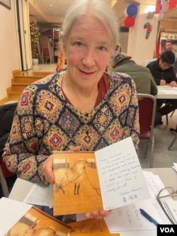 美国音乐家赛颂飞(Valerie Samson)在给良心犯签名寄圣诞新年贺卡。（周星晨 摄影）