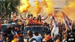 Andry Rajoelina avec sa femme et ses enfants au milieu de ses supporters.
