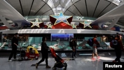 旅客走在北京大興國際機場內。 （2023年4月24日）