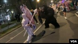 洛杉磯萬聖節活動參與者扮成核算測試者做給大猩猩做測試狀。（張木林拍攝）