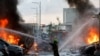 Un personal de emergencia trabaja para extinguir el fuego después del lanzamiento de cohetes desde la Franja de Gaza, visto desde la ciudad de Ashkelon, Israel, el 7 de octubre de 2023. [REUTERS]