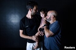 Rami Gold, njegov unuk Ran i unuka Hali, poslije napada Hamasa. (Foto: REUTERS/Ronen Zvulun )