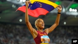 Yulimar Rojas, atleta de Venezuela, celebra tras ganar la final de triple salto femenino durante el Campeonato Mundial de Atletismo en Budapest, Hungría, el viernes 25 de agosto de 2023. 