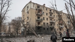 Vista de edificios residenciales gravemente dañados durante un ataque con misiles rusos, en medio del ataque de Rusia a Ucrania, en Kharkiv, Ucrania, el 23 de enero de 2024. 